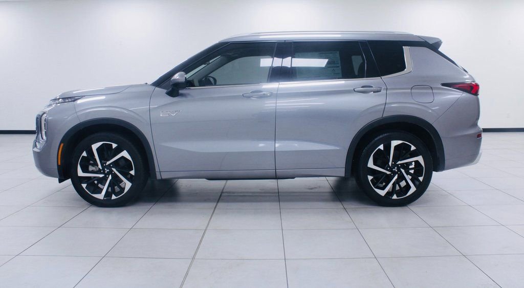 Used 2023 Mitsubishi Outlander SEL image 2