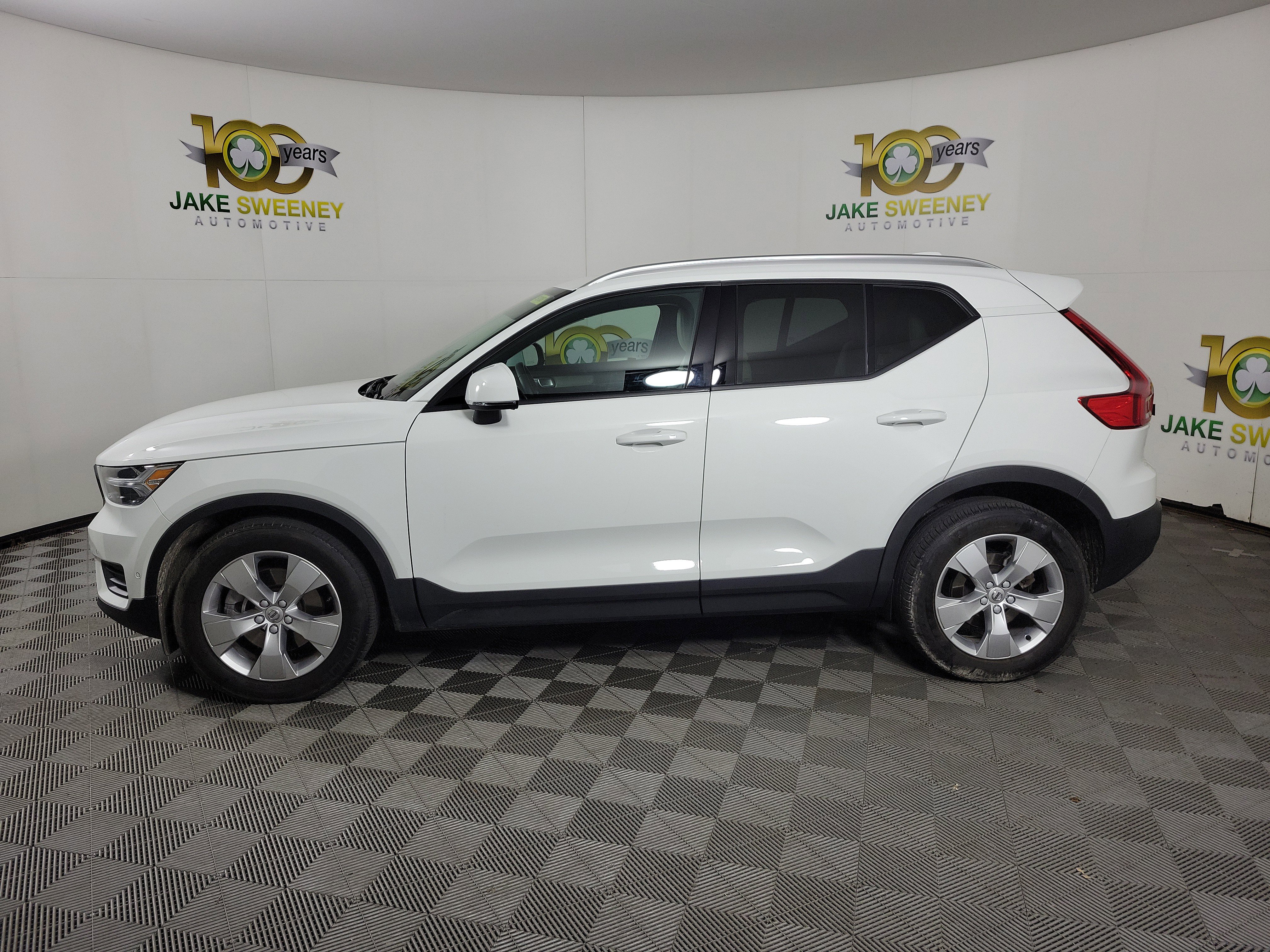 Used 2019 Volvo XC40 T5 Momentum image 2