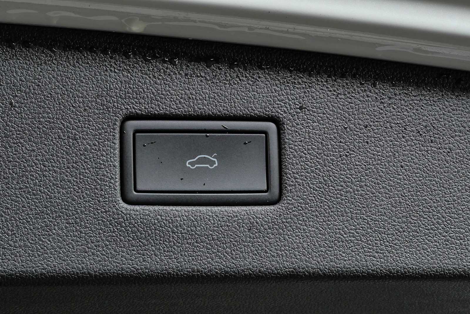 Certified 2023 Volkswagen Tiguan SE R-Line FWD image 34
