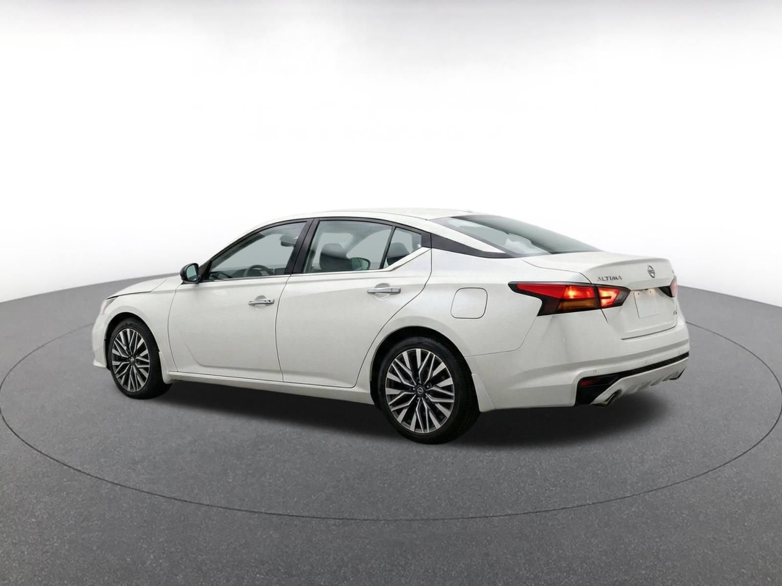 Used 2025 Nissan Altima 2.5 SV FWD image 7