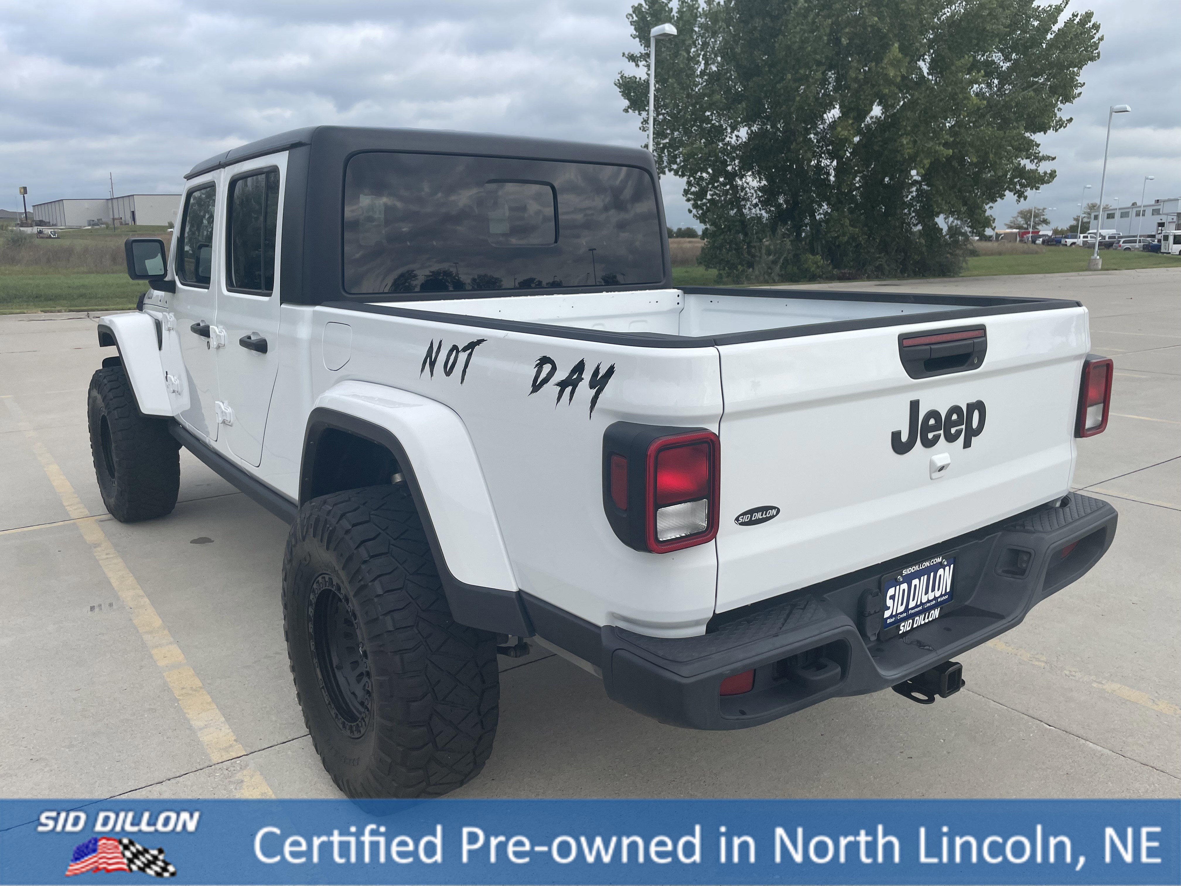 Used 2021 Jeep Gladiator Willys image 8