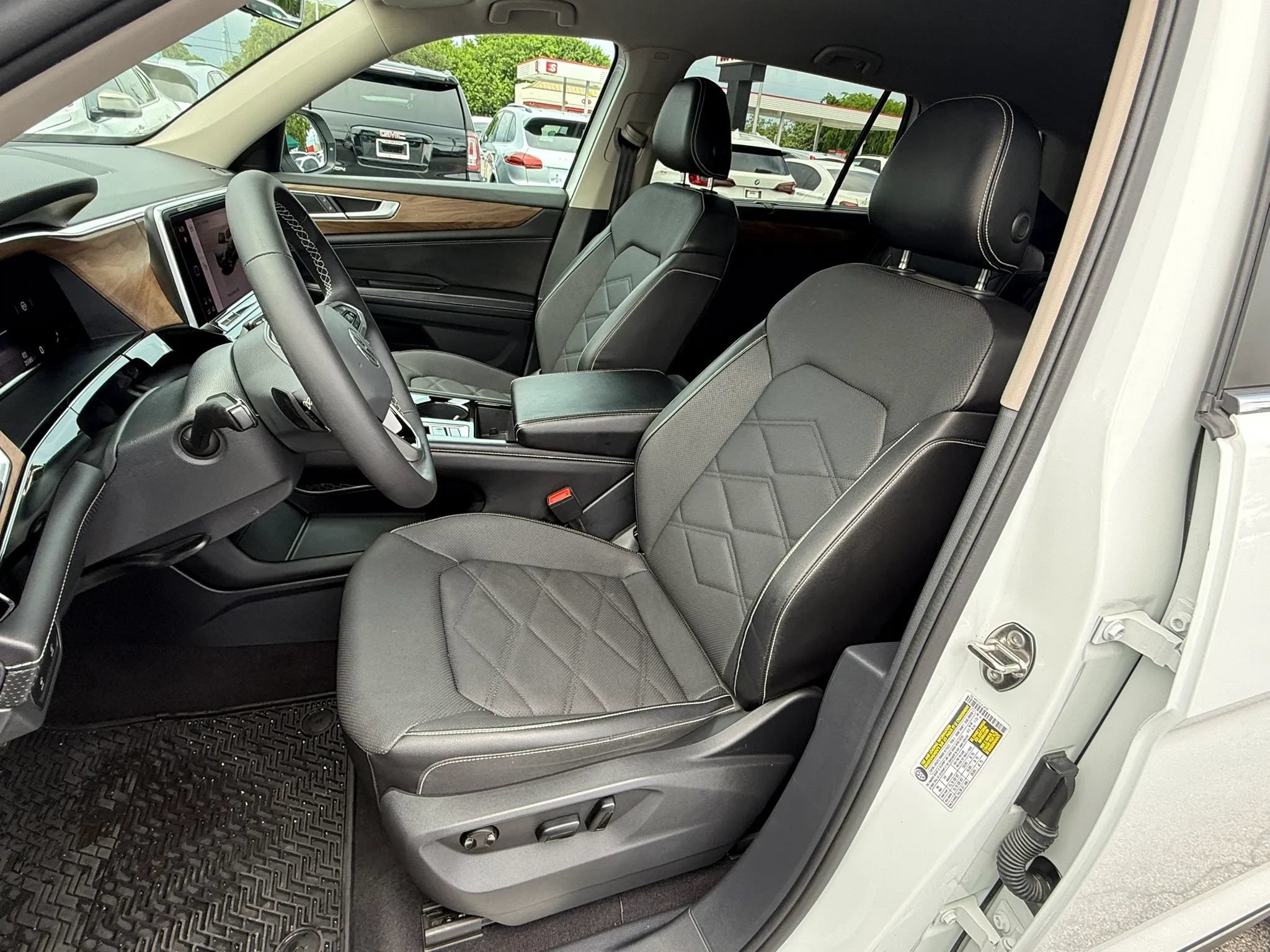 Used 2024 Volkswagen Atlas SE FWD image 11