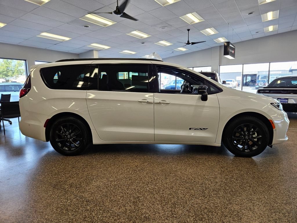 New 2025 Chrysler Pacifica Select w/ Fav Edition Package FWD image 5
