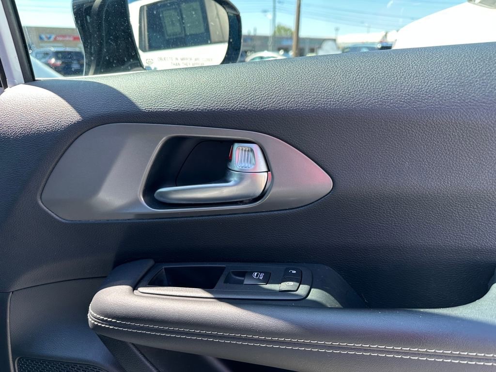 Used 2025 Chrysler Pacifica Select FWD image 25