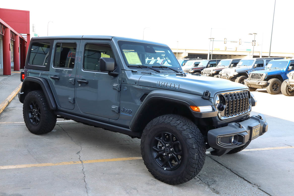 Used 2025 Jeep Wrangler Willys AWD/4WD image 4