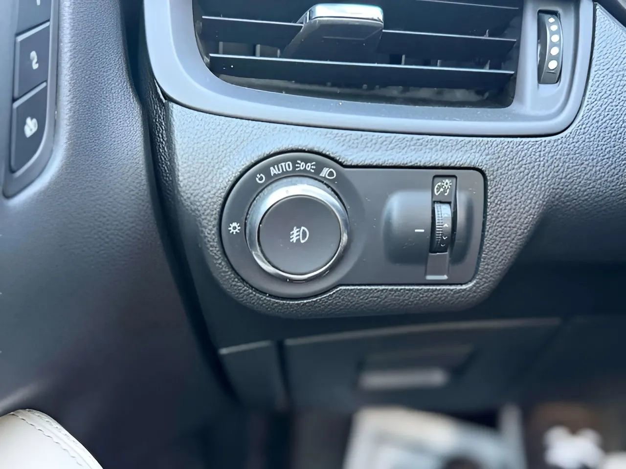 Used 2017 Buick Envision Essence image 48