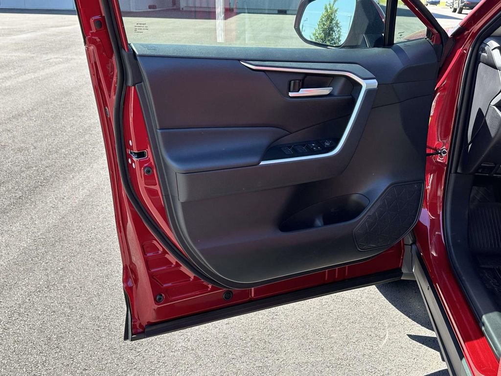 Used 2025 Toyota RAV4 XLE w/ Convenience Package image 5