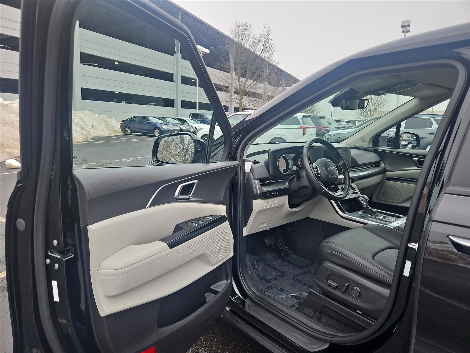 Certified 2024 Kia Carnival LX image 12