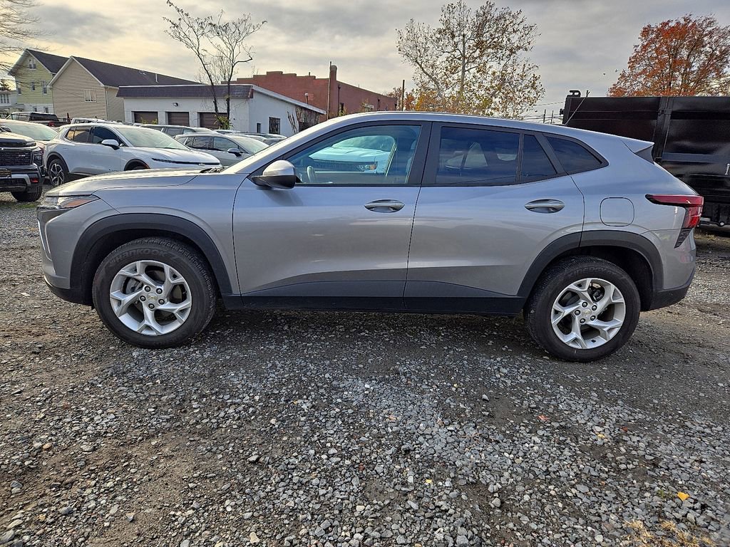 Used 2024 Chevrolet Trax LS w/ LS Convenience Package image 4