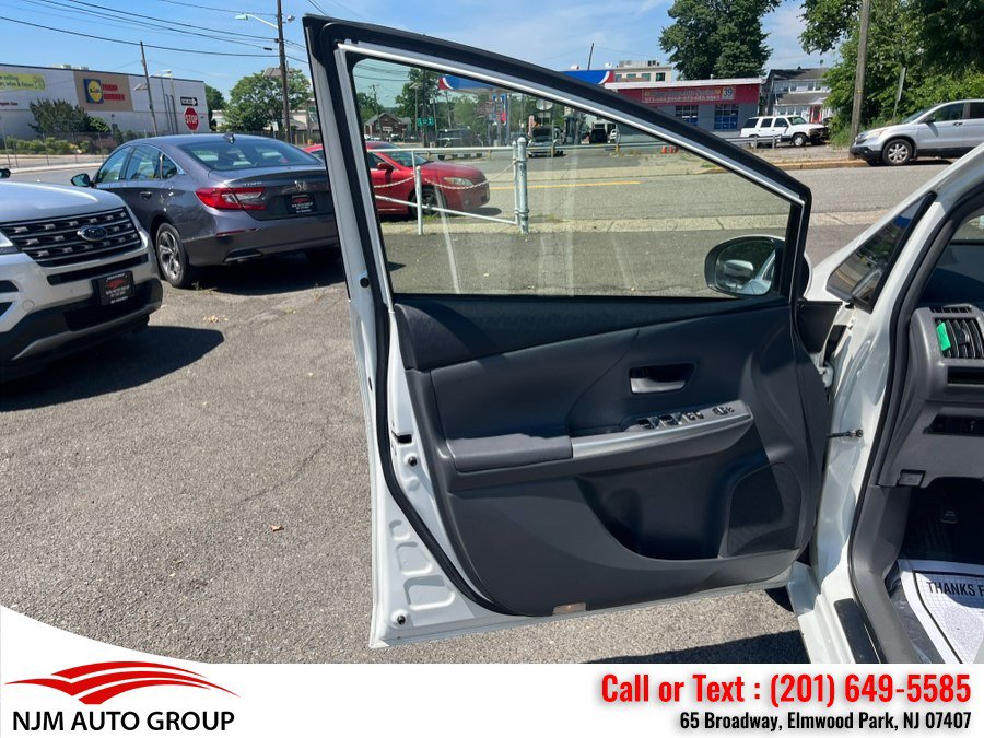 Used 2014 Toyota Prius V Five FWD image 16