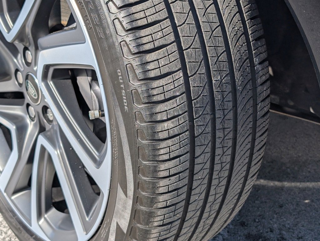 Certified 2024 Land Rover Discovery Dynamic SE image 32