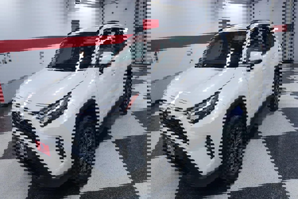 Used 2022 Toyota RAV4 XLE Premium image 5