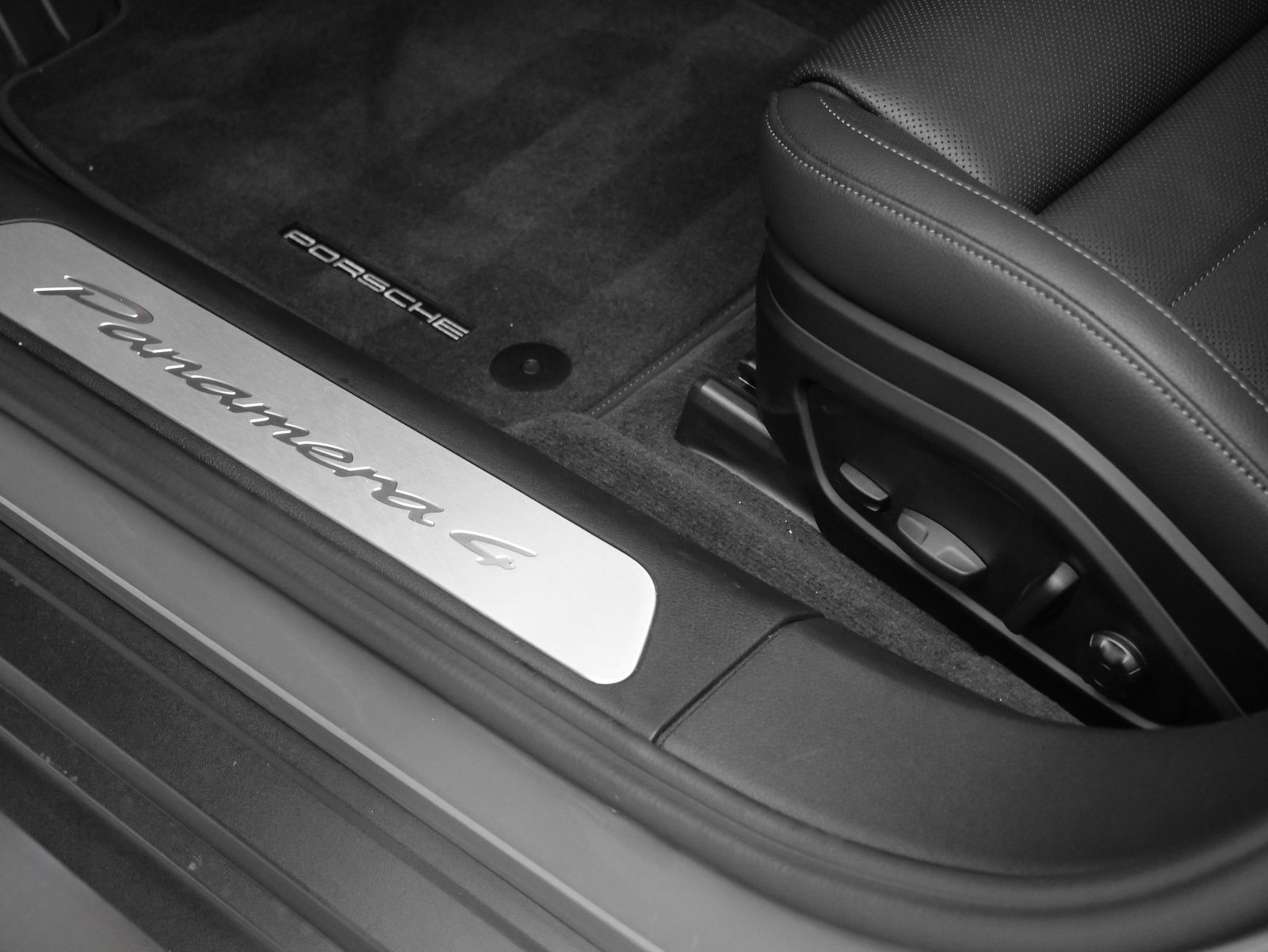 Certified 2025 Porsche Panamera 4 image 26