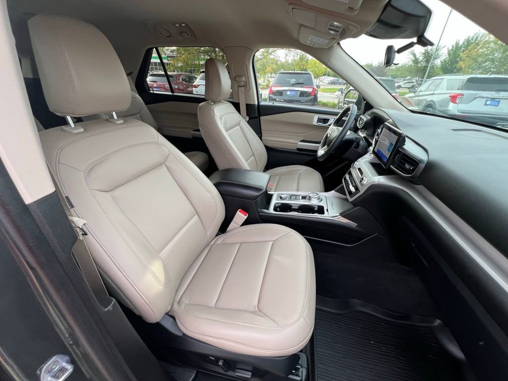 Used 2023 Ford Explorer XLT w/ Equipment Group 202A image 31