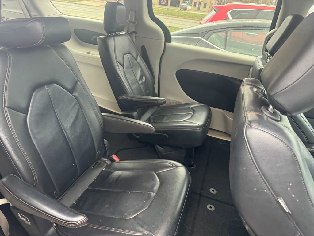 Used 2017 Chrysler Pacifica Touring-L w/ Tire & Wheel Group image 5