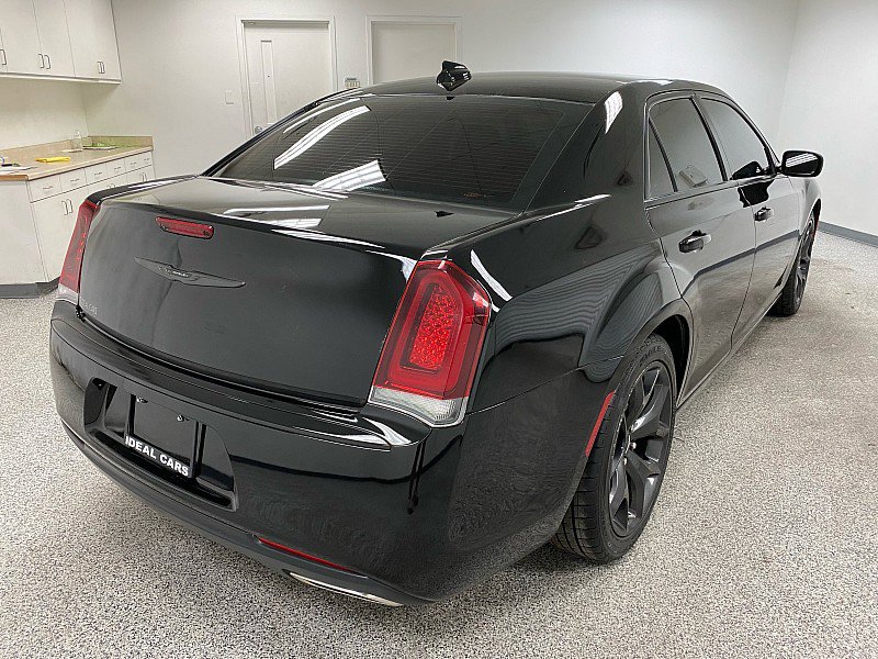 Used 2022 Chrysler 300 Touring w/ Sport Appearance Package image 5