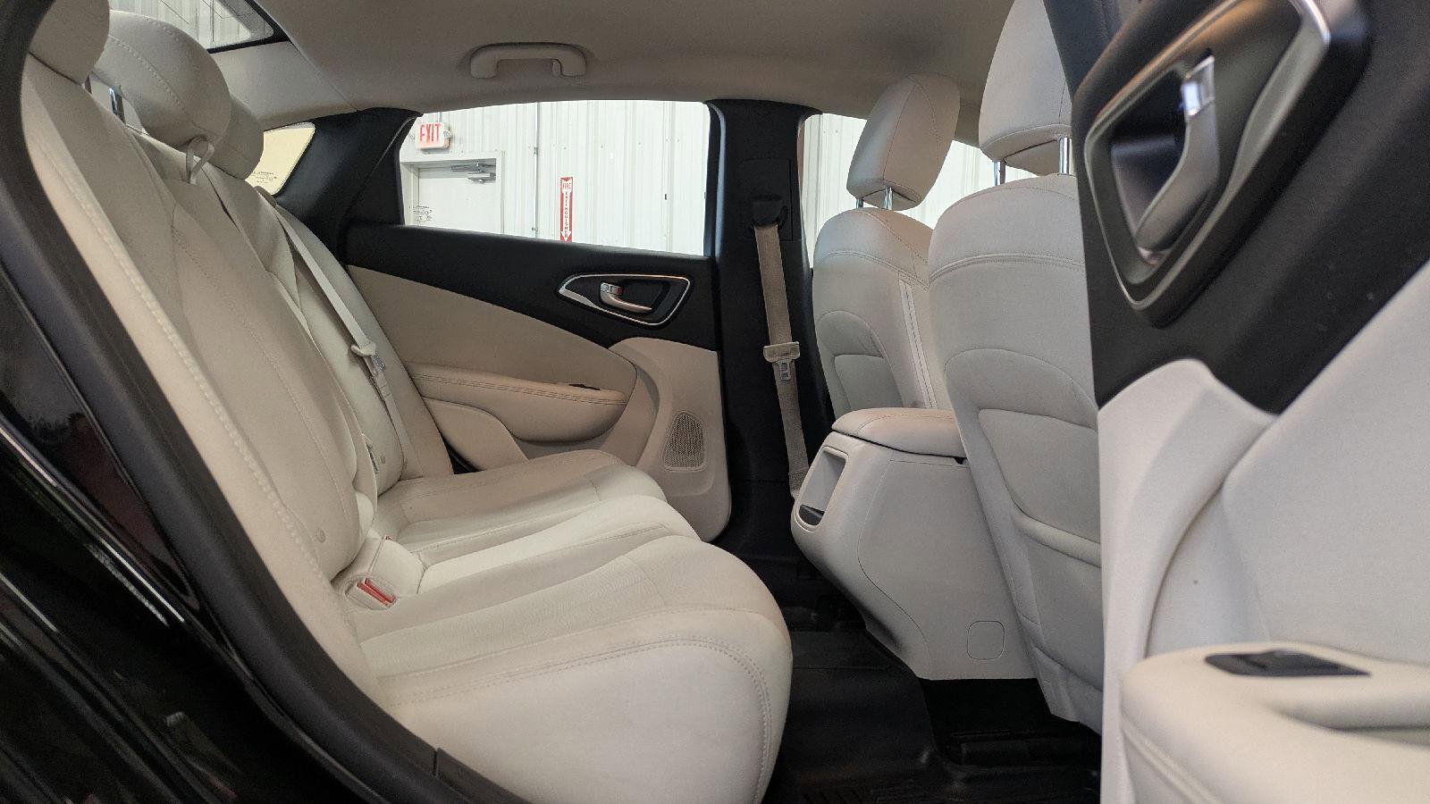 Used 2015 Chrysler 200 Limited image 29