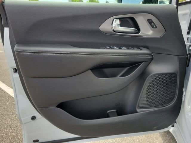 New 2026 Chrysler Pacifica Select FWD image 16