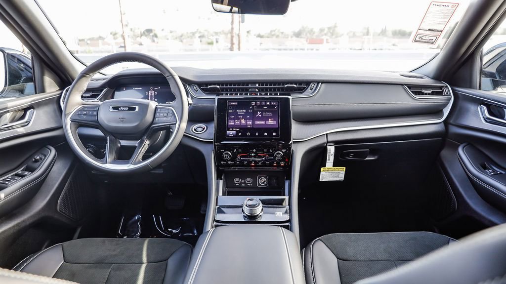 New 2025 Jeep Grand Cherokee Altitude image 13