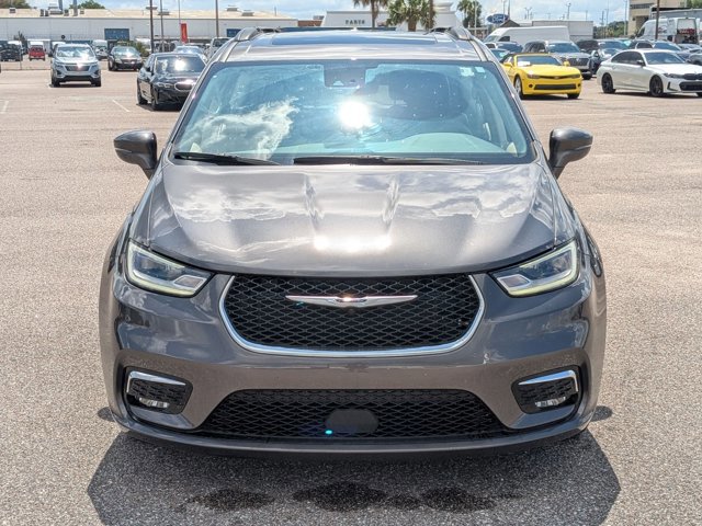 Used 2022 Chrysler Pacifica Touring-L FWD image 2