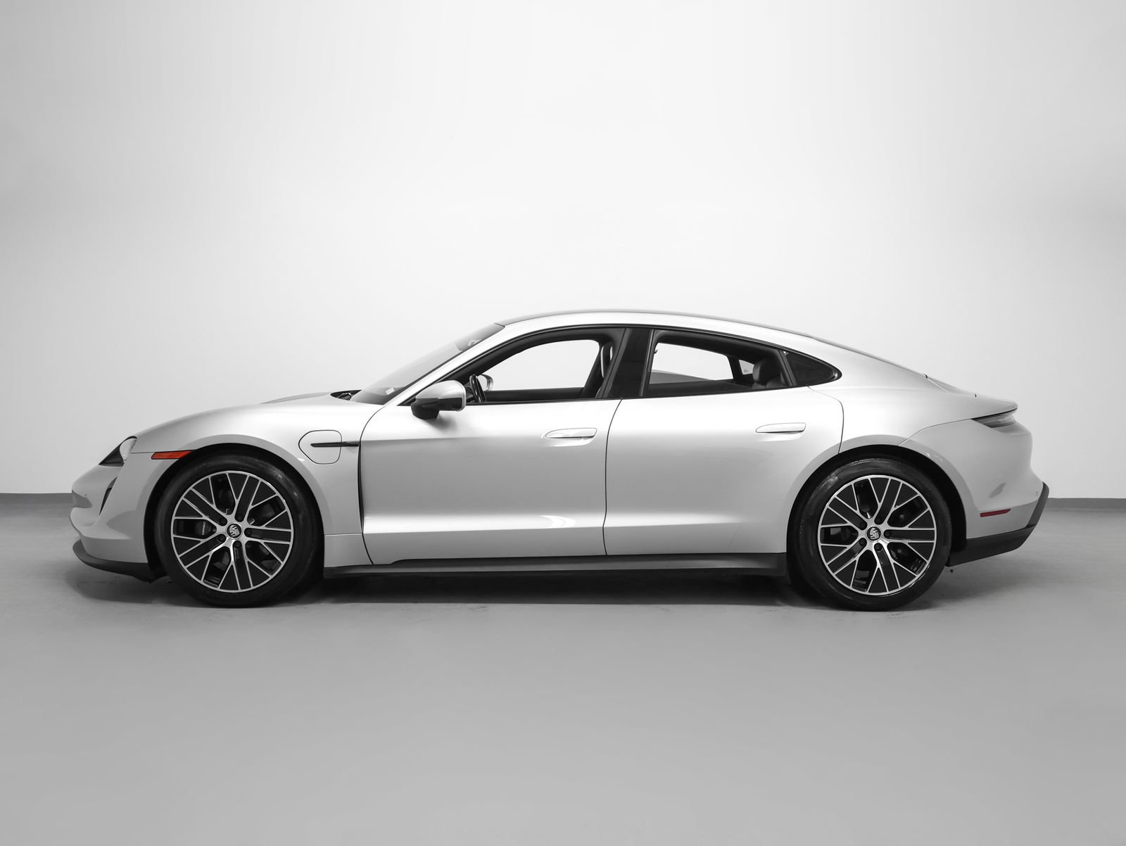 Certified 2021 Porsche Taycan image 2