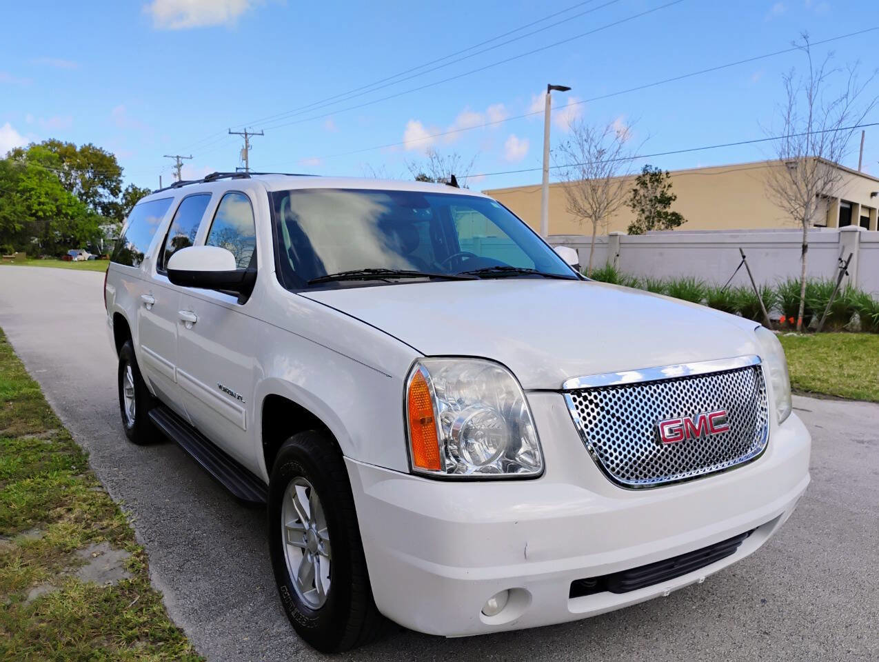 Used 2010 GMC Yukon XL SLT w/ SLT-2 Equipment Package image 2