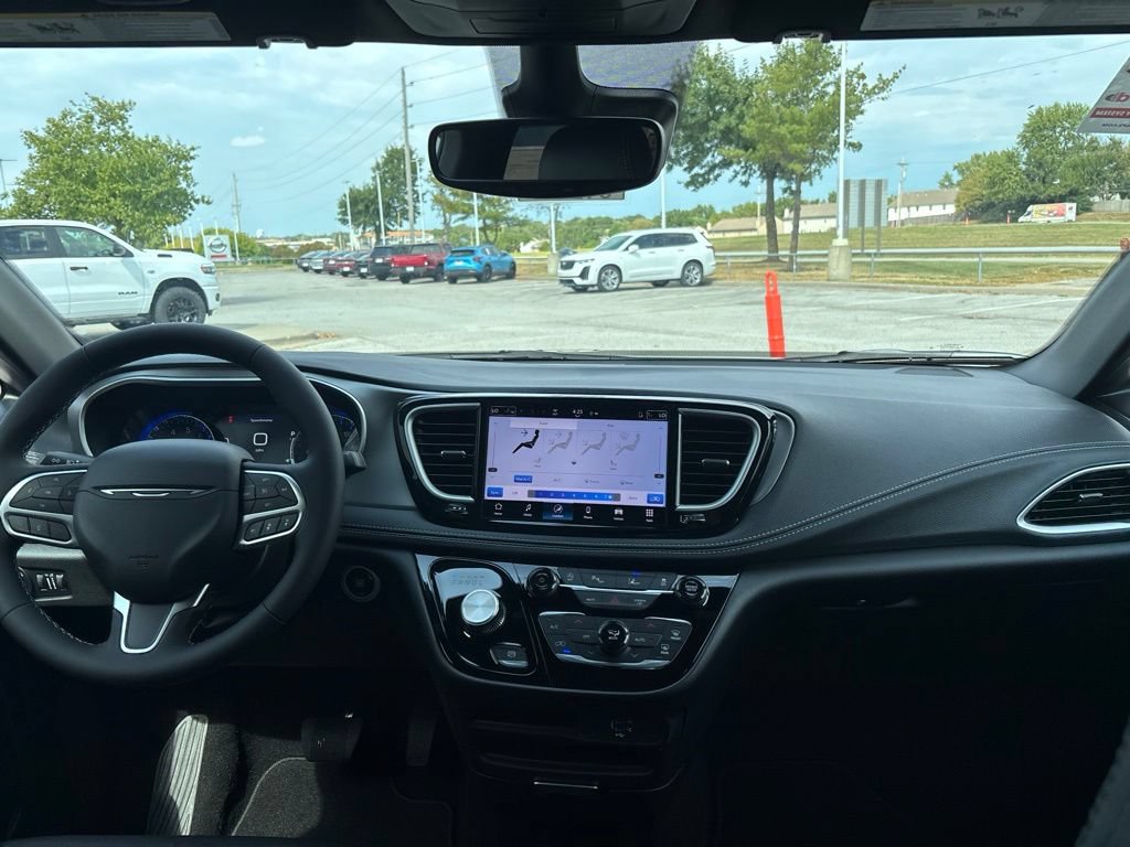 New 2027 Chrysler Pacifica Select FWD image 2