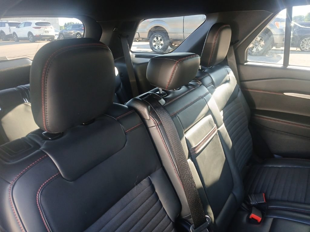 Used 2025 Ford Explorer ST-Line w/ ST-Line Street Pack AWD/4WD image 17
