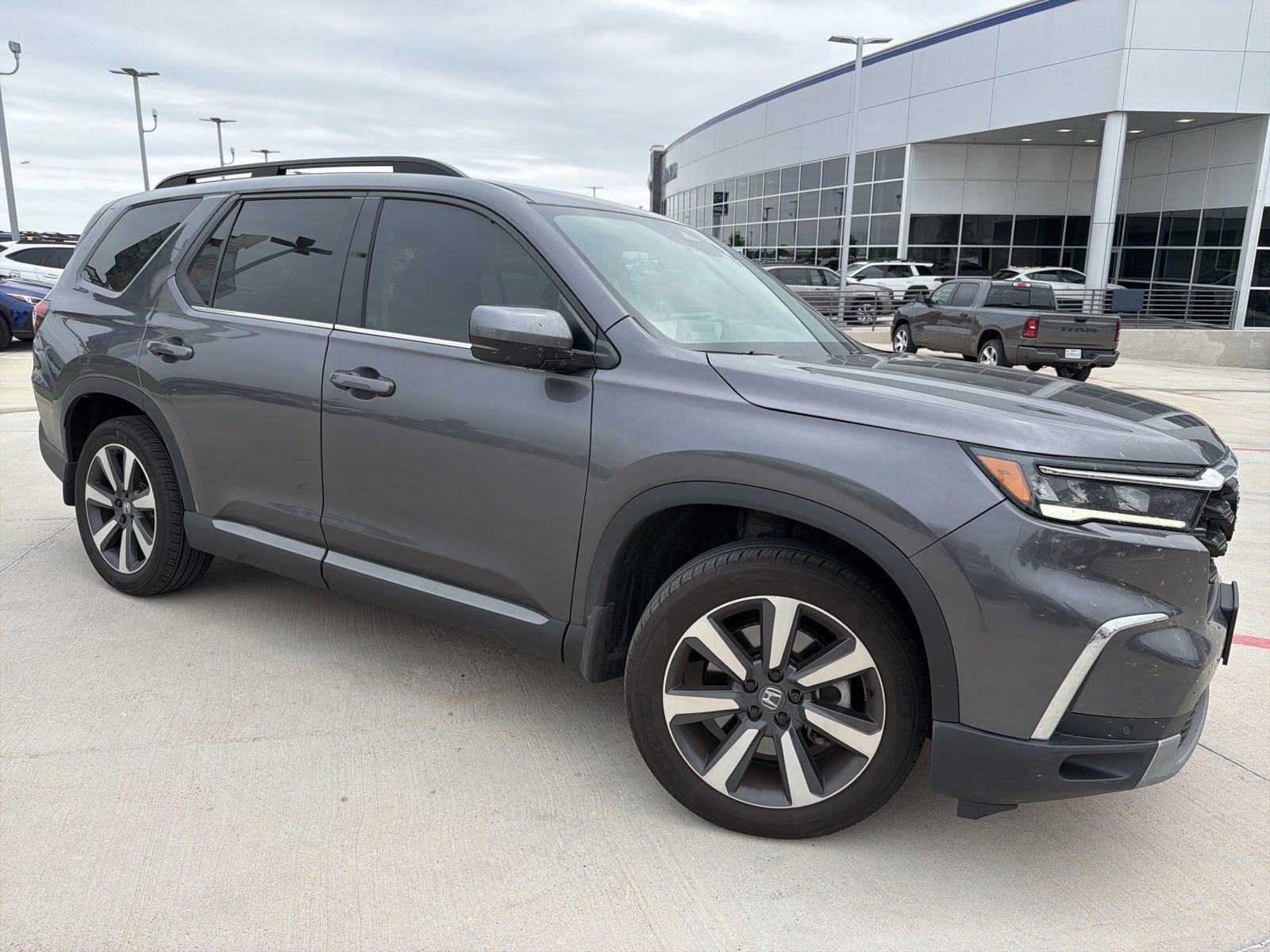 Used 2025 Honda Pilot Touring image 2