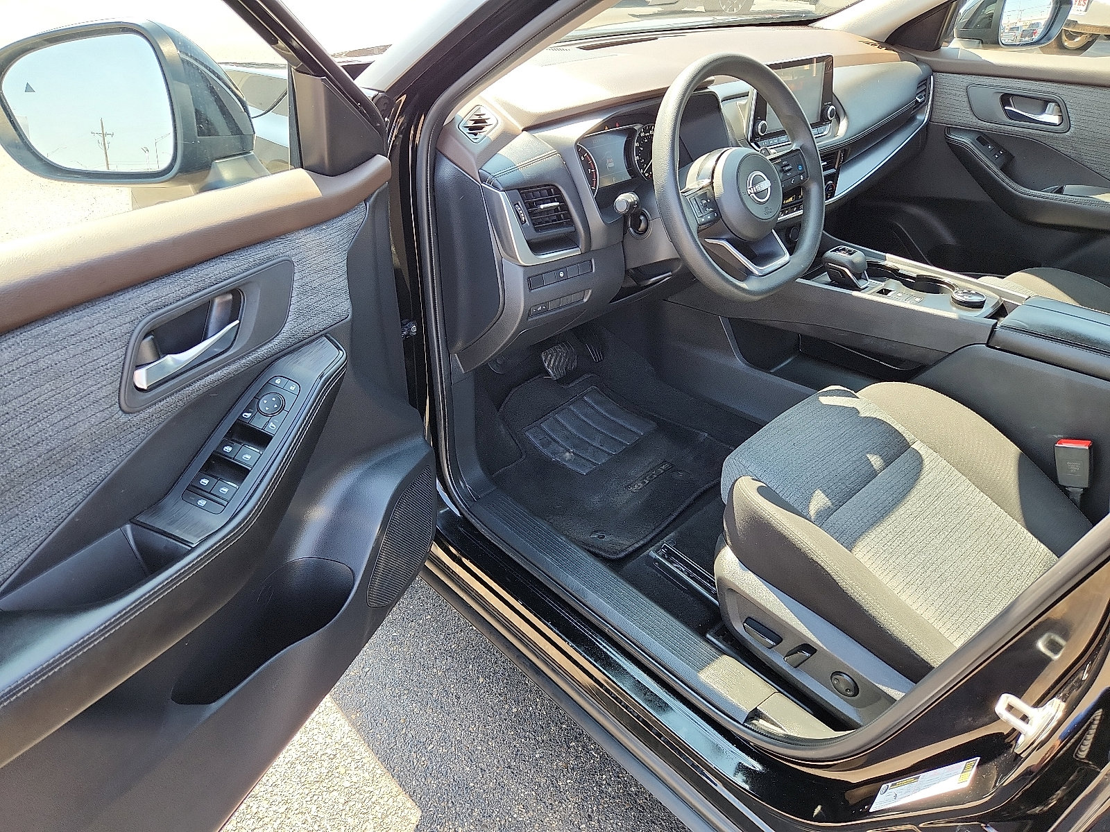 Used 2023 Nissan Rogue SV image 11