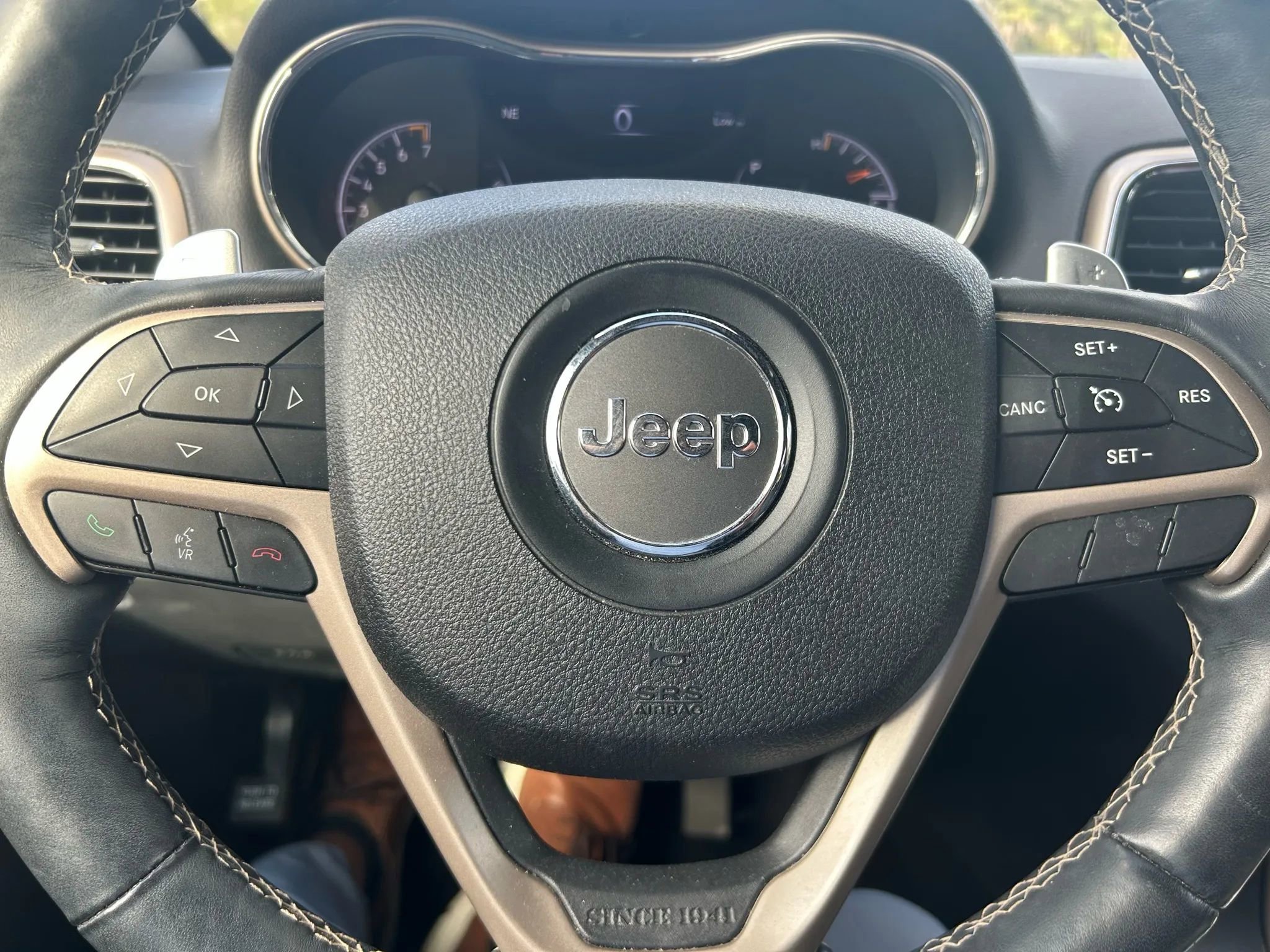 Used 2017 Jeep Grand Cherokee Limited image 23