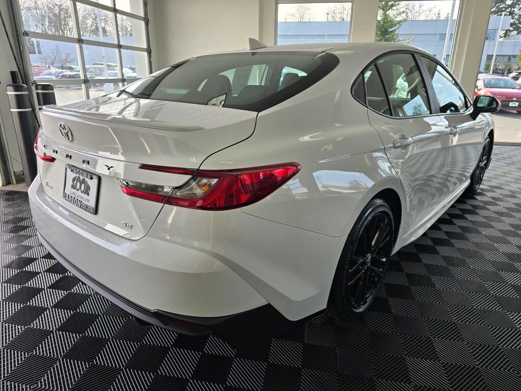 Used 2025 Toyota Camry SE image 4