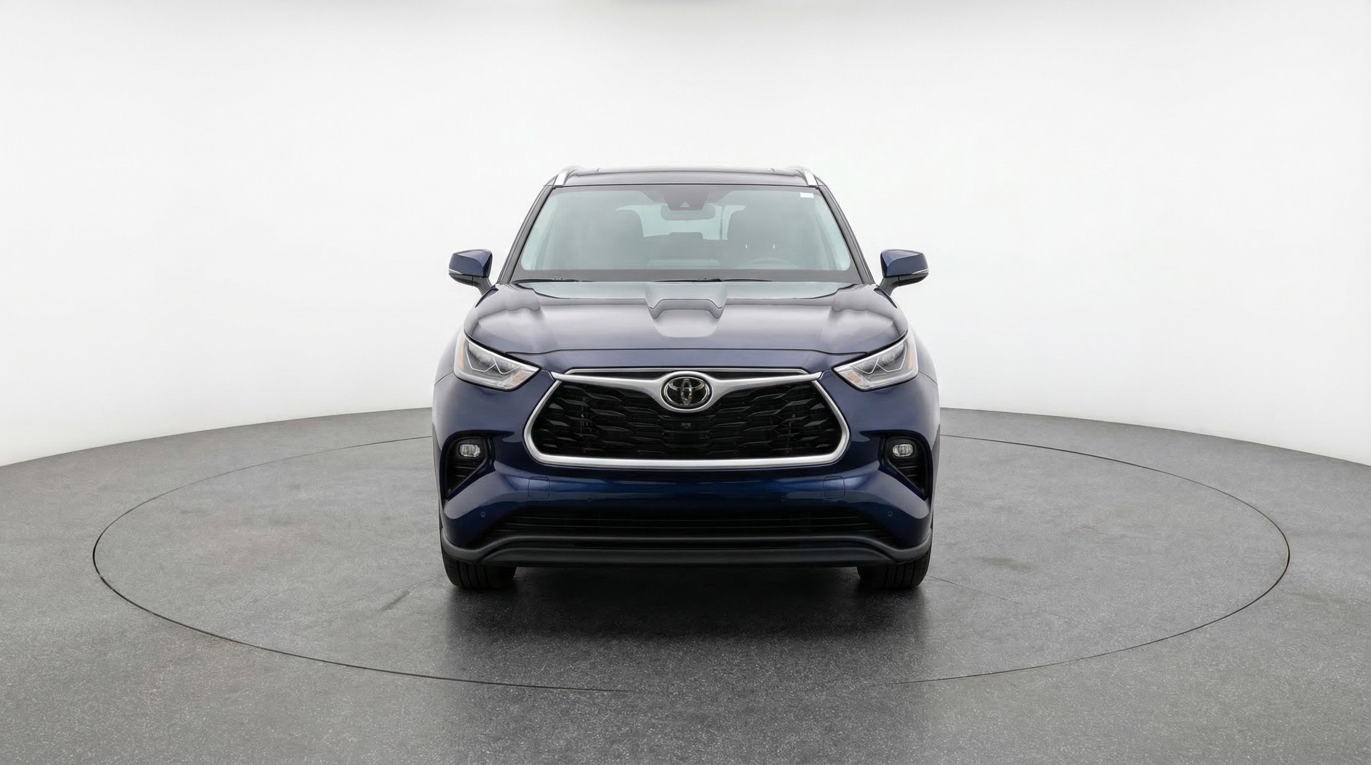 Used 2025 Toyota Highlander LE image 2