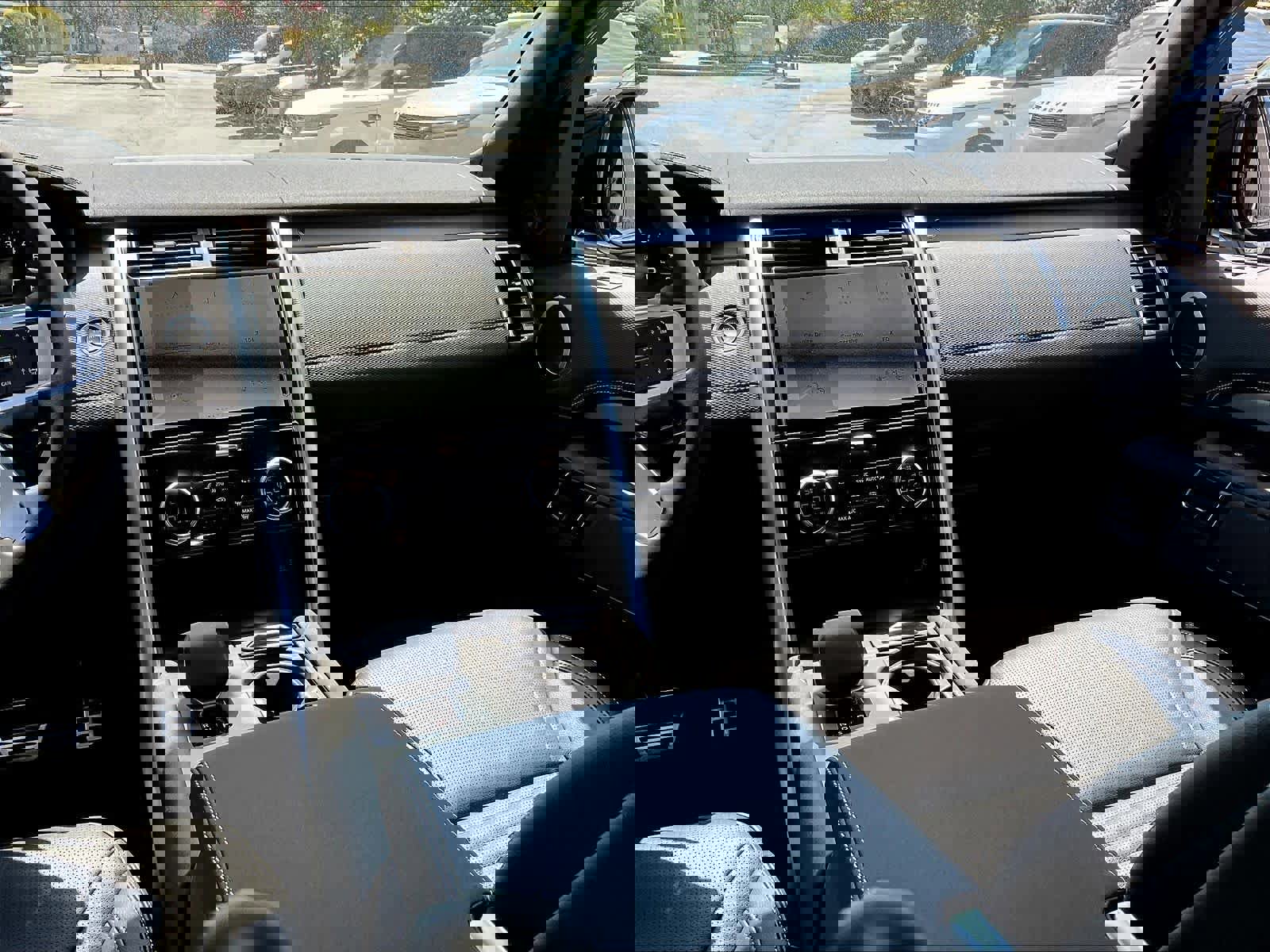 New 2025 Land Rover Discovery Dynamic SE image 9