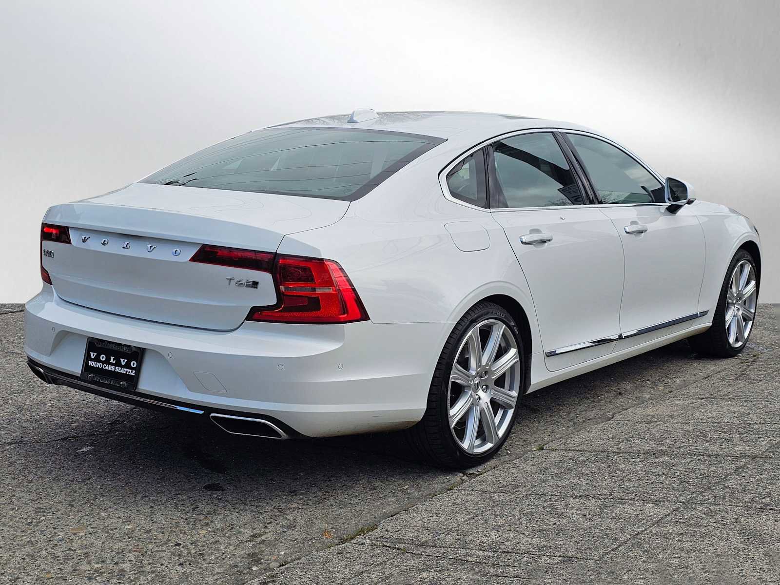 Used 2017 Volvo S90 T6 Inscription w/ Vision Package image 3