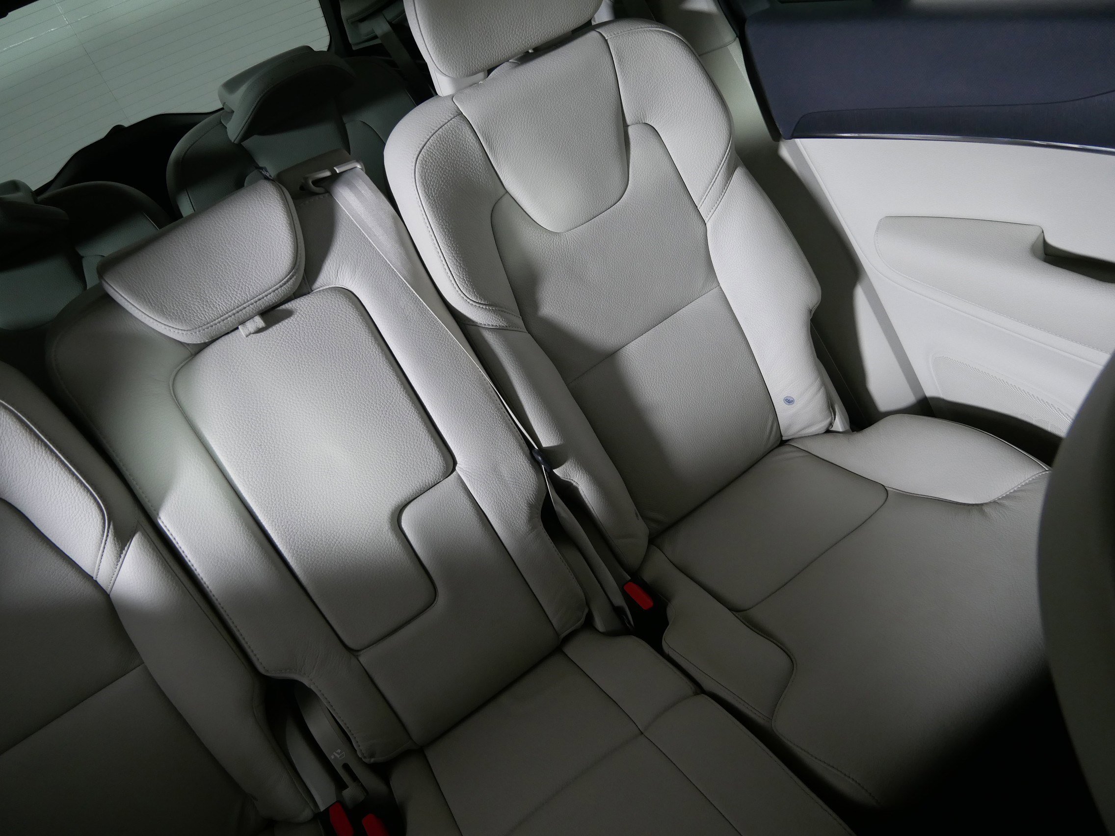 Used 2020 Volvo XC90 T6 Momentum image 14