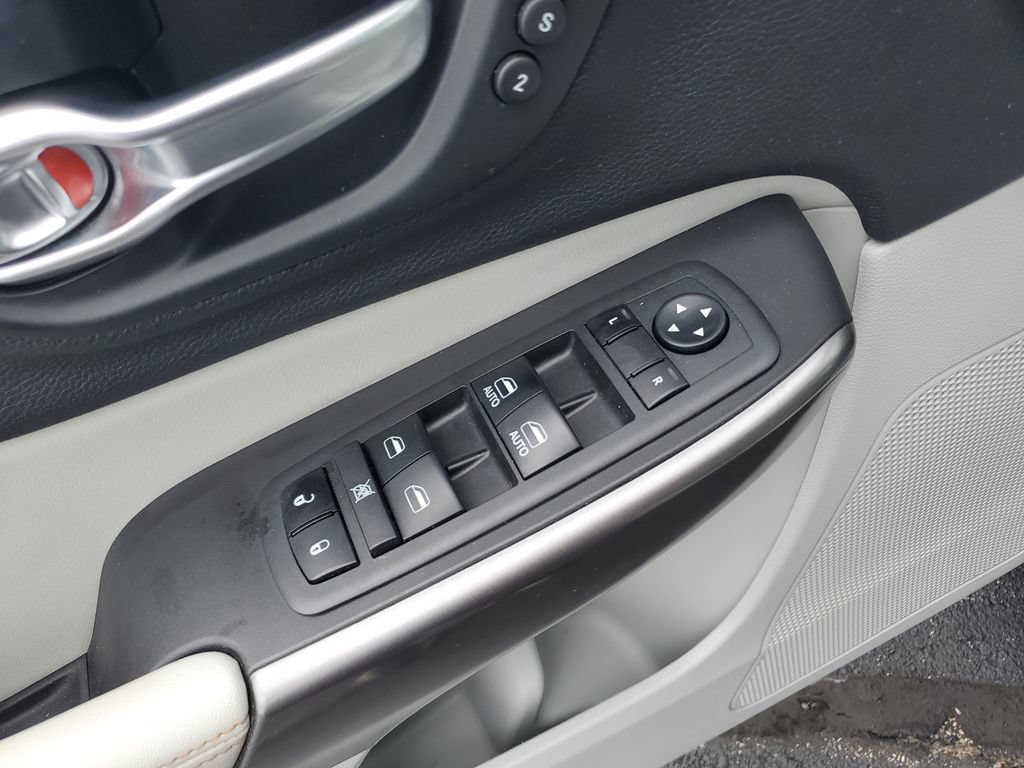Certified 2019 Jeep Cherokee Limited w/ Luxury Group FWD image 20