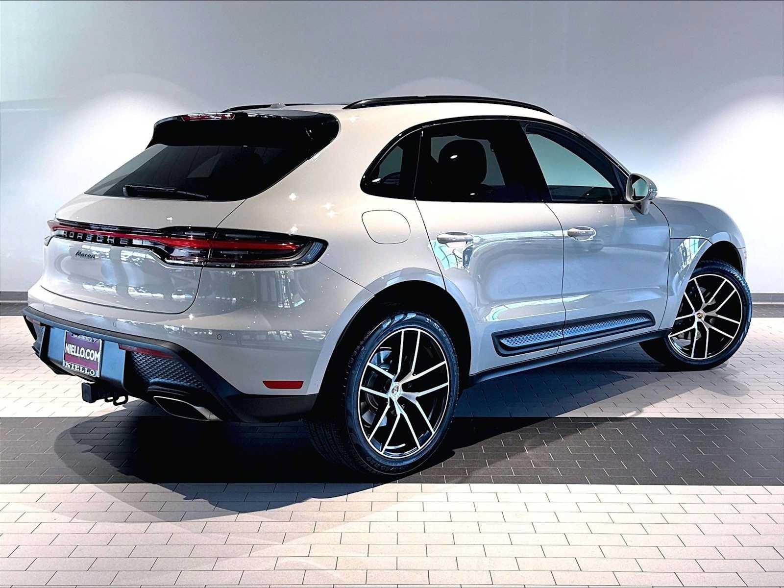 Used 2026 Porsche Macan AWD/4WD image 11