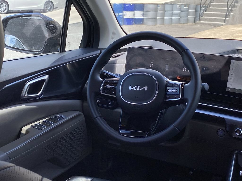 Used 2025 Kia Carnival image 3