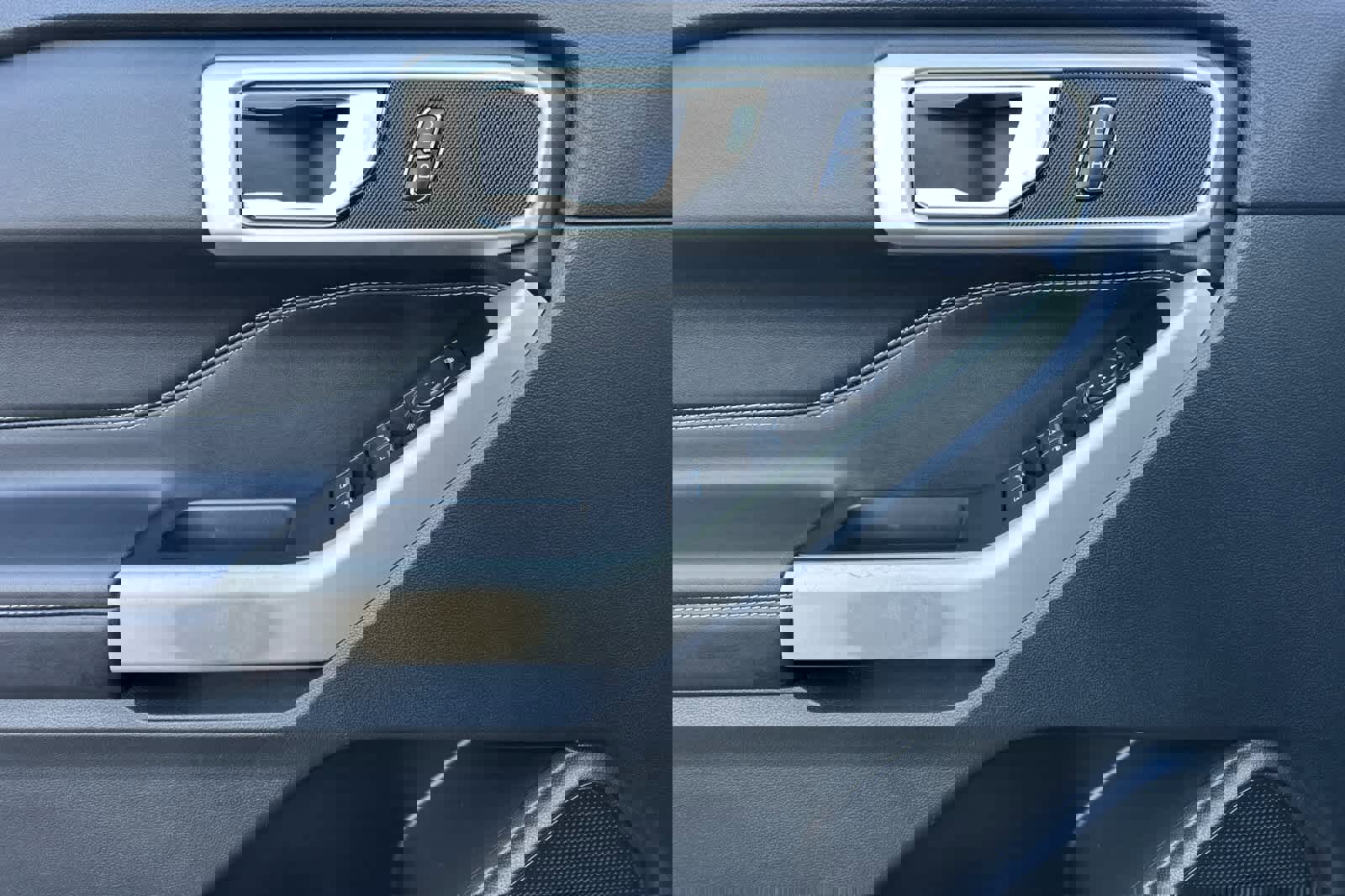 Used 2022 Ford Explorer XLT w/ Class IV Trailer Tow Package image 12