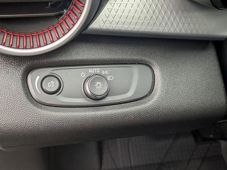 Certified 2025 Chevrolet Trax RS w/ Sunroof Package image 17