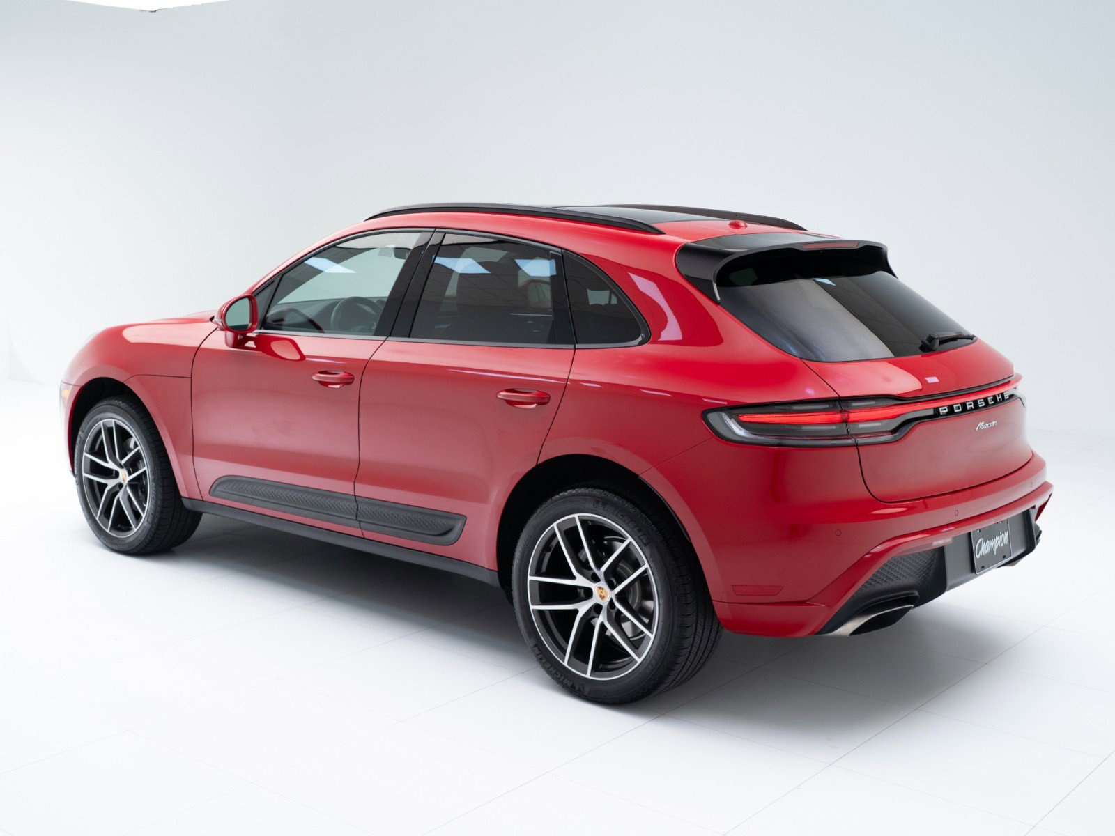 Certified 2025 Porsche Macan image 3