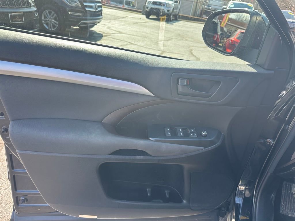 Used 2017 Toyota Highlander LE w/ Carpet Mat Package AWD/4WD image 12