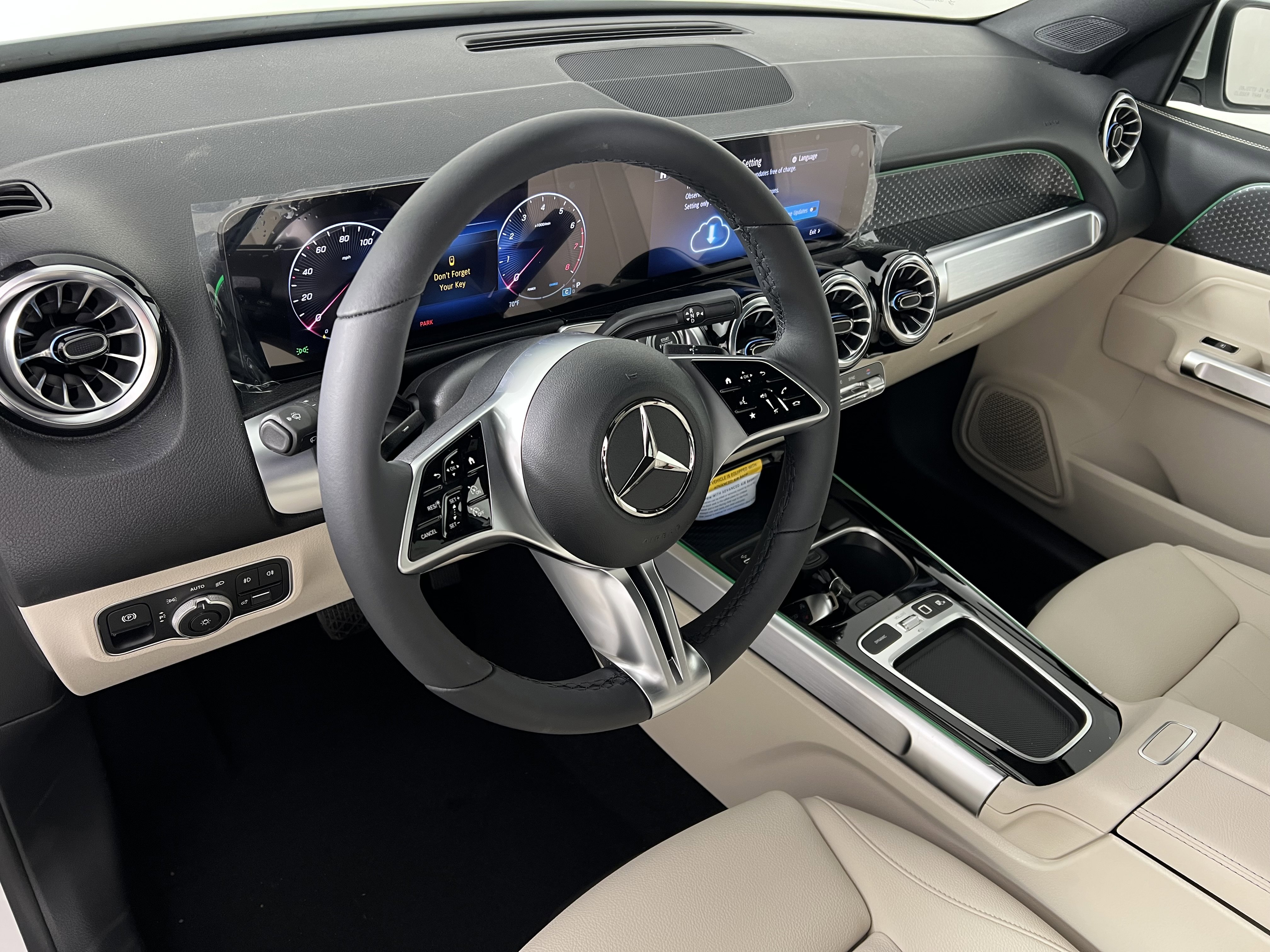 Used 2025 Mercedes-Benz GLB 250 4MATIC image 17