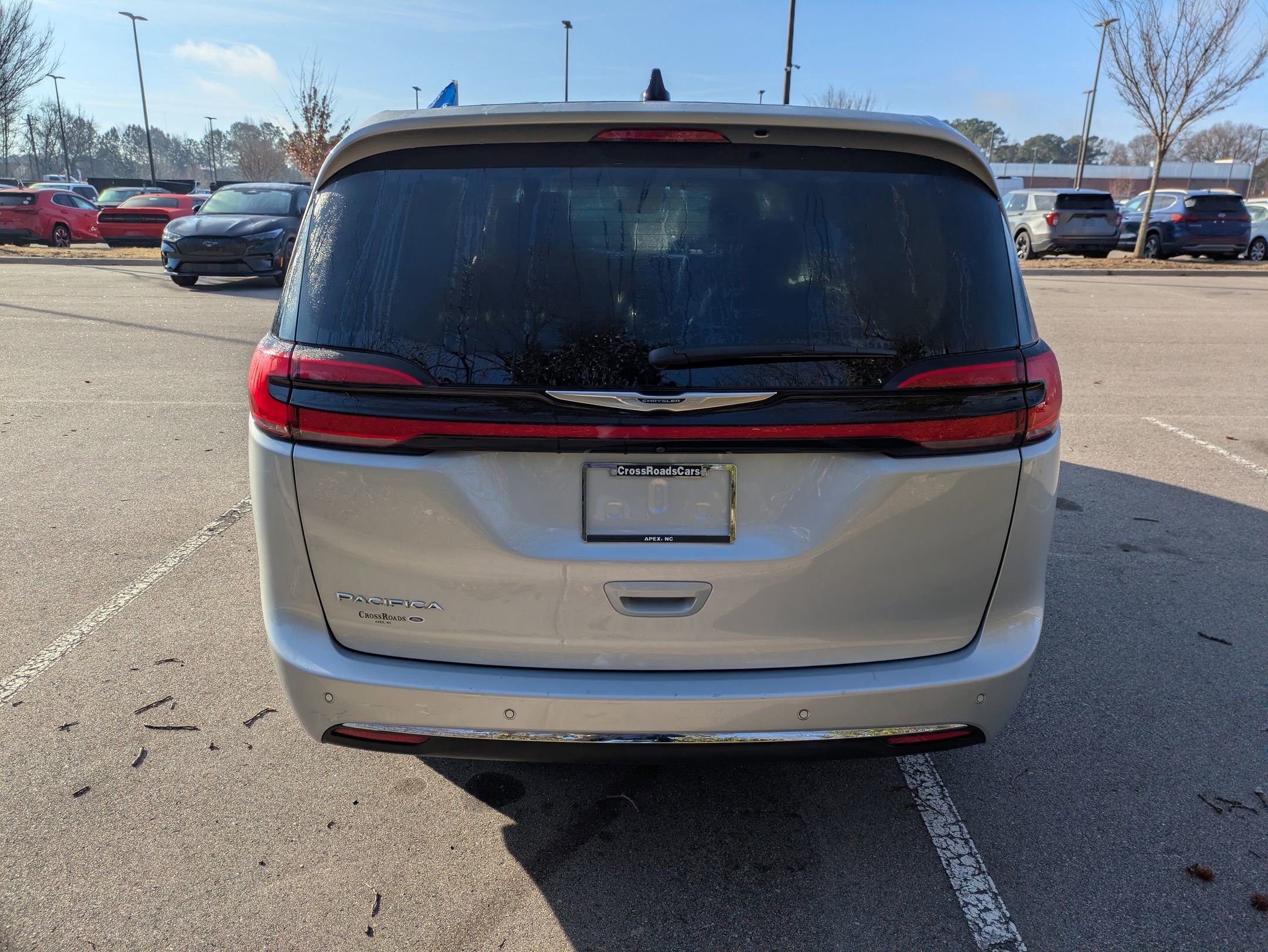 Used 2023 Chrysler Pacifica Touring-L image 5