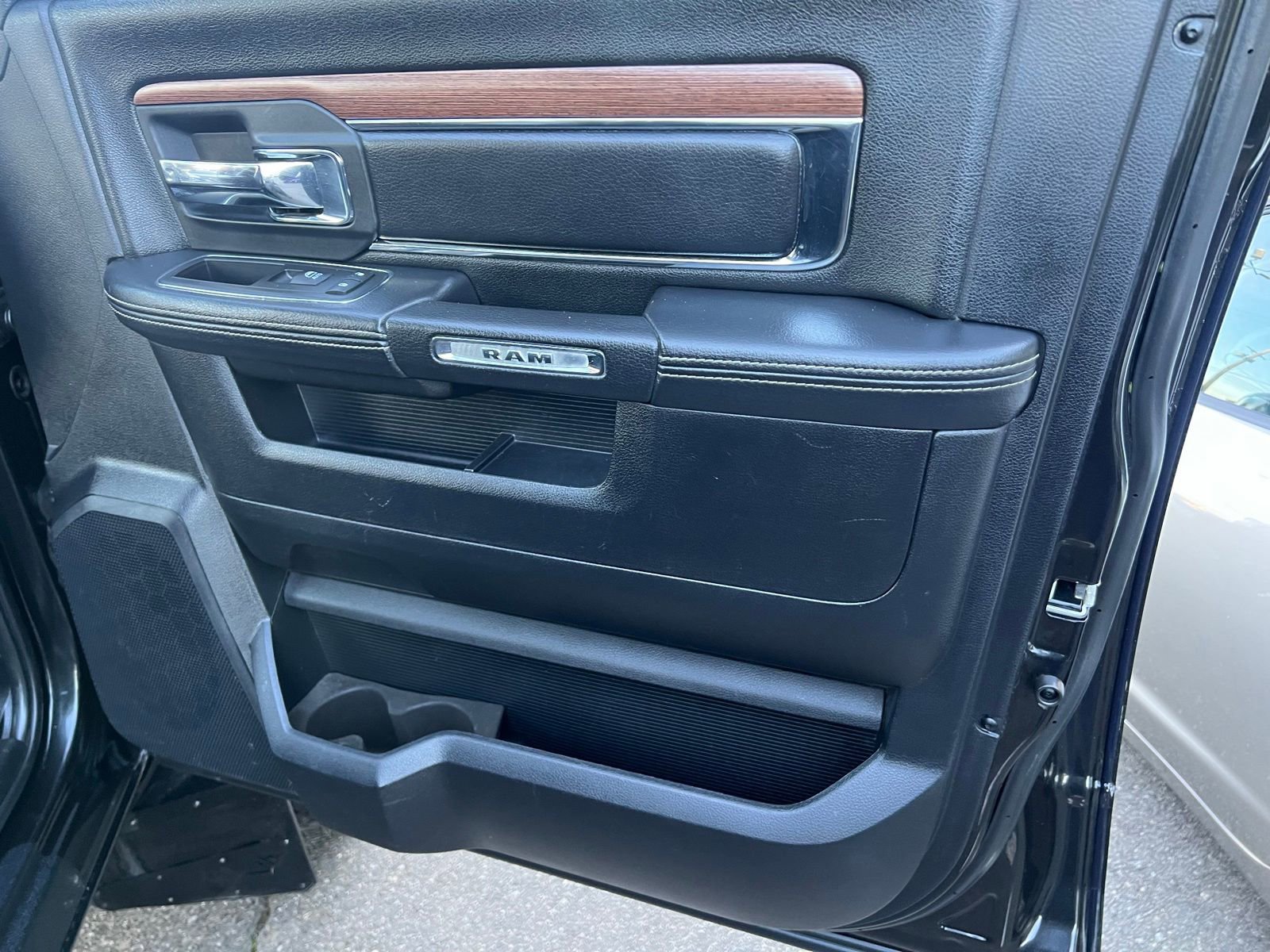 Used 2015 RAM 3500 Laramie w/ Black Appearance Group image 32