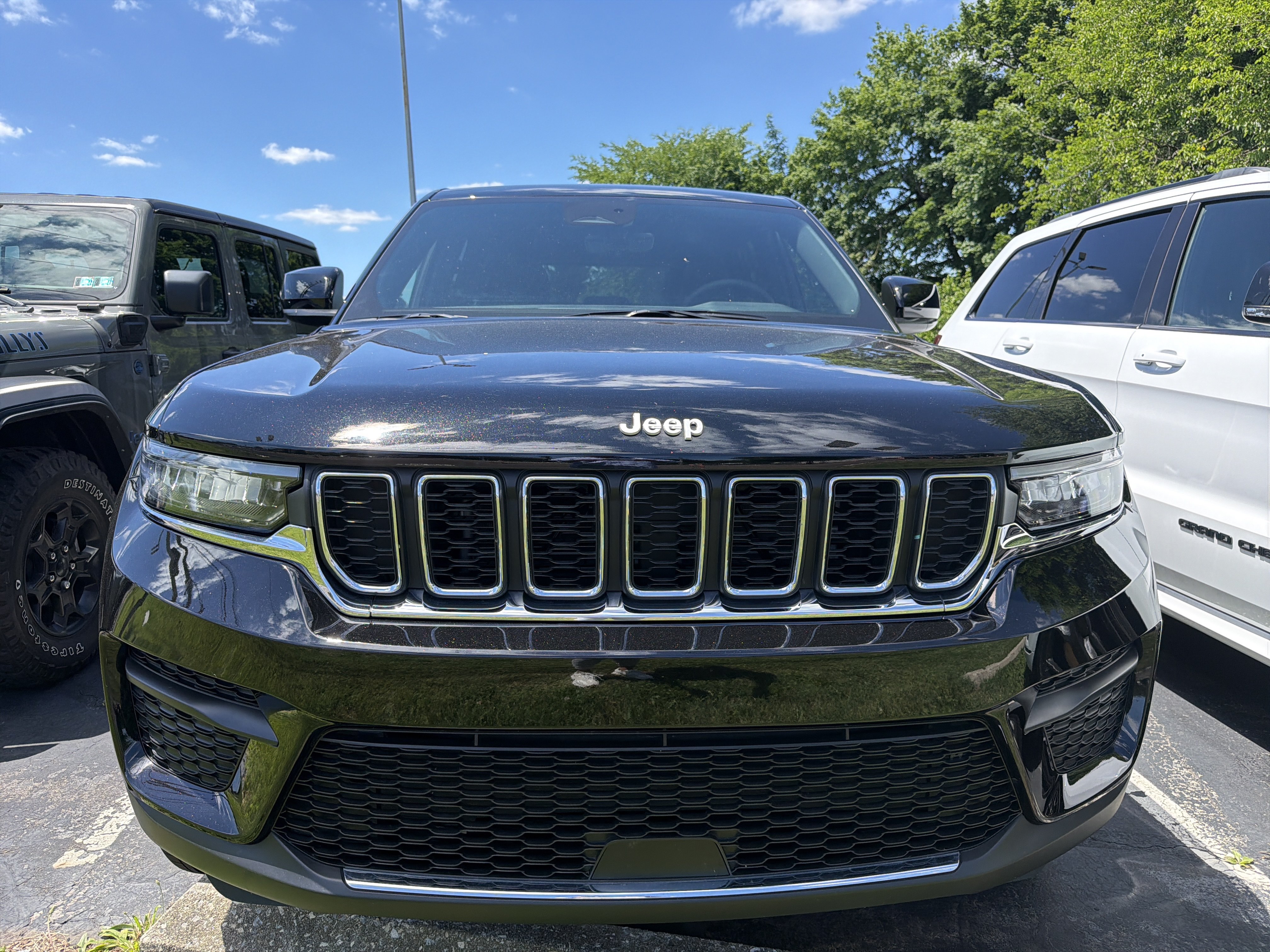 Certified 2025 Jeep Grand Cherokee Laredo X w/ Luxury Tech Group I AWD/4WD image 2