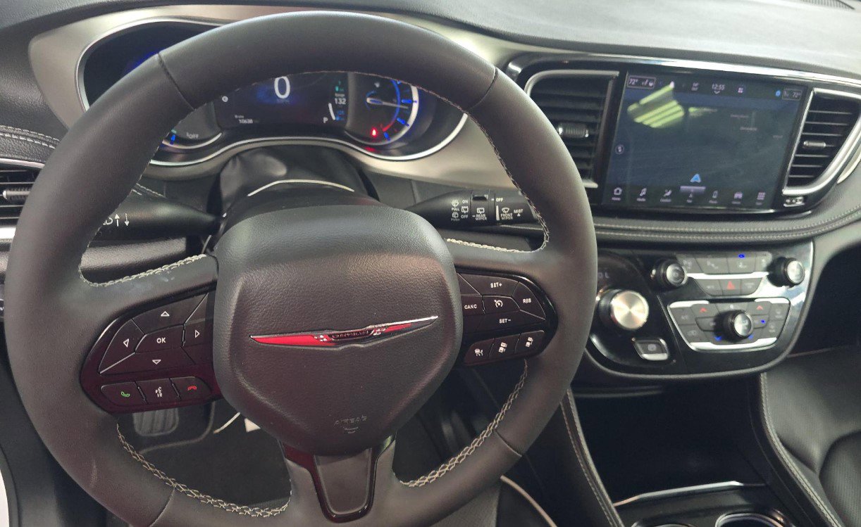 Used 2024 Chrysler Pacifica Premium image 9