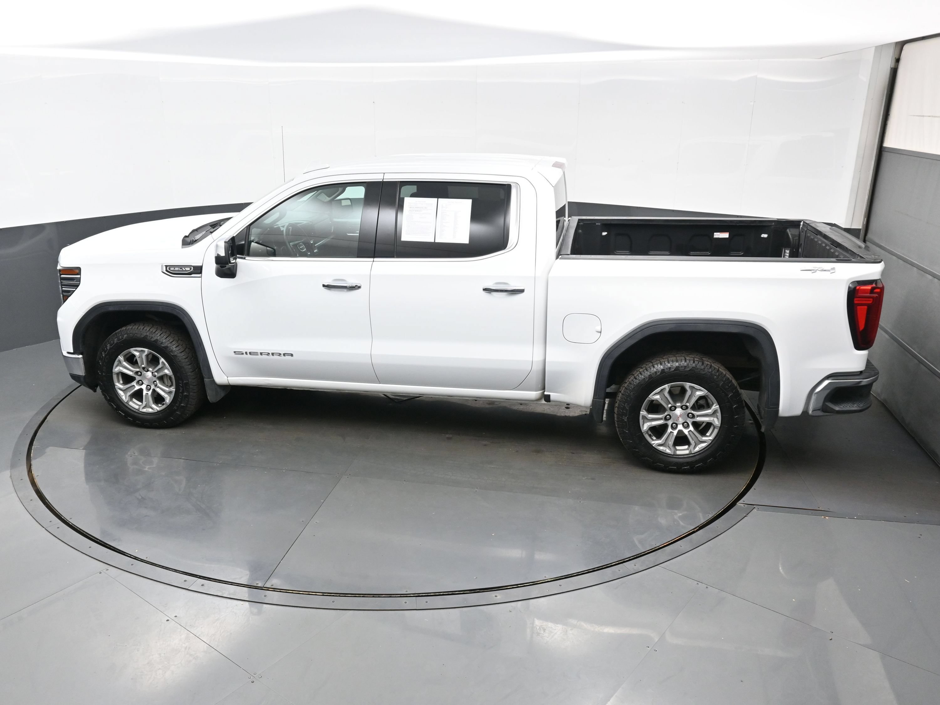 Used 2024 GMC Sierra 1500 SLT AWD/4WD image 36