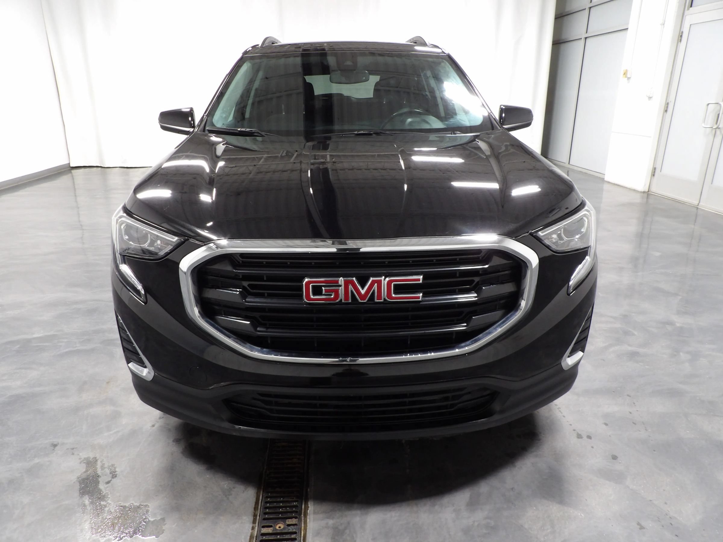 Used 2021 GMC Terrain SLE w/ Driver Convenience Package FWD image 3
